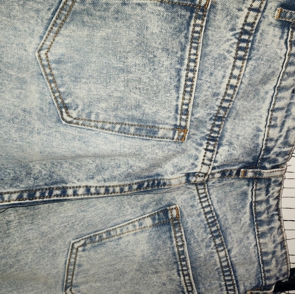 ✨️Womans Riot Light Blue Distressed High Rise Mom Jeans✨️ - Picture 6 of 6